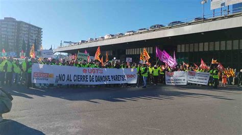 Protesta De Los Trabajadores De Danone Contra El Cierre De La Planta De