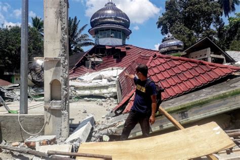 Earthquake Hits Indonesias Sumatra Island Killing At Least 2