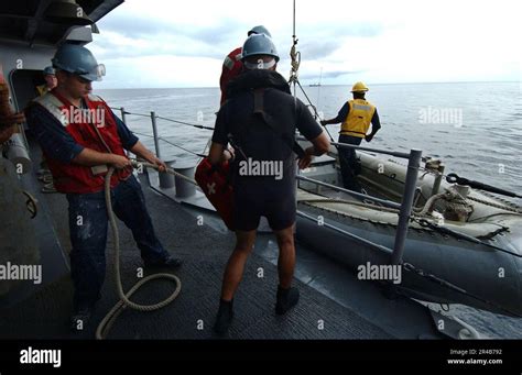 LES marins DE LA Marine AMÉRICAINE à bord du croiseur de missiles guidé