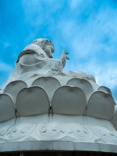 Estatua Blanca De Guanyin Sentada En El Lotus Imagen De Archivo