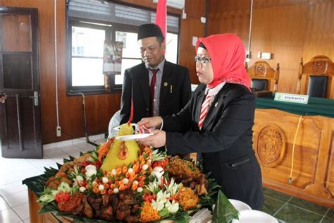 Potong Tumpeng Hut Ma Ri Ke