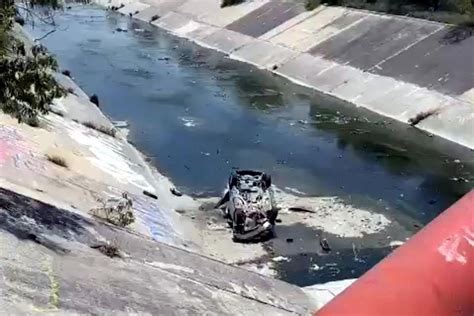 Vuelca Auto Y Cae A Arroyo Topo Chico