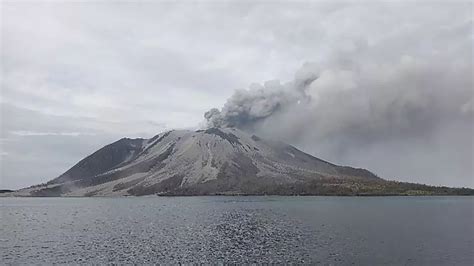 Indonesia Indonesias Ruang Volcano Spews More Hot Clouds After