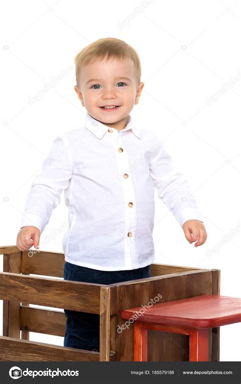 Un niño pequeño está jugando con un coche de juguete fotografía de