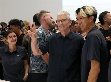 iPhone 17 Pro Leaks, MacBook Air Reviews, How AI Is Damaging Tim Cook’s