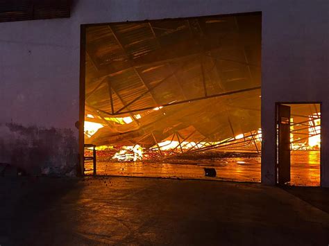 Incendio En Bodega Provoca El Colapso De Techo