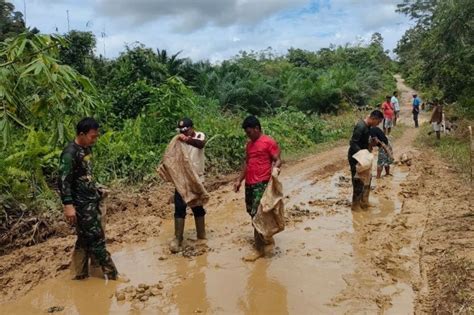 TNI Dan Warga Perbaiki Jalan Rusak Di Perbatasan RI Malaysia