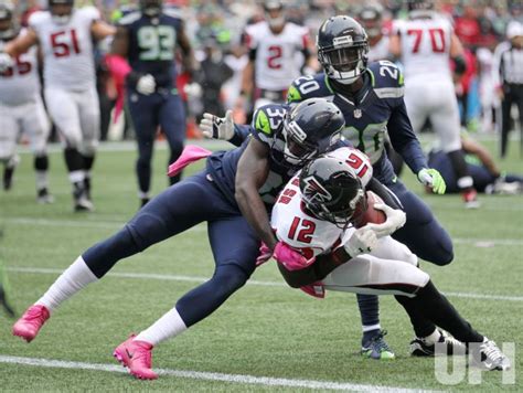 Photo Falcons Wide Receiver Mohamed Sanu Scores On A 10 Yard Touchdown