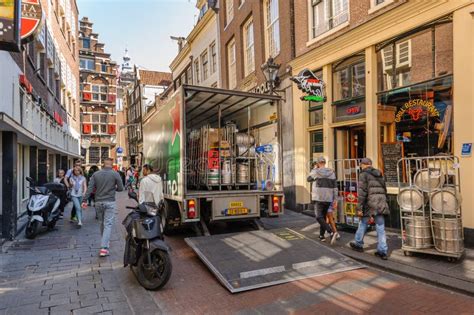 Povos Em Ruas De Amsterd O Durante O Tempo De Mola Imagem De Stock