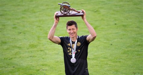 Robert Lewandowski With The Bundesliga Award For 2020 21 Top Goal