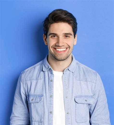 Un Hombre Con Una Camisa Azul Que Dice Soy Dentista Foto Premium