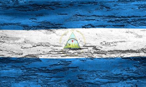 Bandeira Da Nicarágua Realista Acenando Bandeira De Tecido Foto Premium