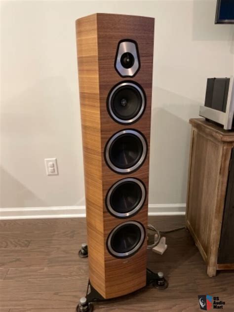 Sonus Faber Sonetto Viii Walnut W Isoacoustic Gaia Iii Feet Photo