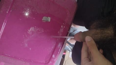 在粉红色的盒子上撒尿并吐痰 Pornhub Gay