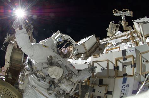 Iss Trois Astronautes De Retour Sur Terre Après Plus De Six Mois Dans