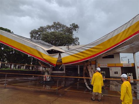 Cobertura De Posto De Combust Vel Desaba Durante Chuva E Vento