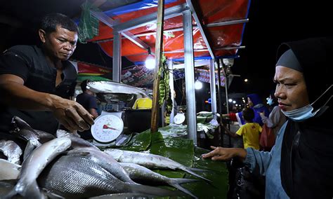 CARITAU Sehari Jelang Imlek Penjualan Ikan Bandeng Meningkat