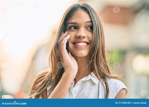 Hermosa Adolescente Latina Sonriendo Feliz Hablando Por El Smartphone