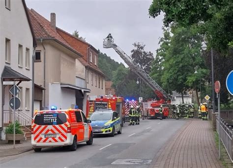 Kellerbrand In Mehrfamilienhaus Feuerwehr Rettet Neun Personen