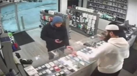 In Robbery Gone Wrong Thief Tries To Steal Phones Gets Stopped By