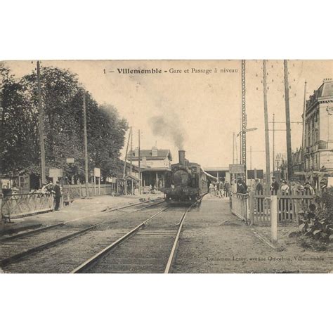 Villemomble Train Avec Locomotive Vapeur En Gare Et Passage