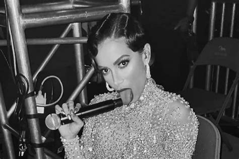 De Lingerie Anitta Sensualiza Em Ensaio Virtual Esbanjando O Corpo Sarado