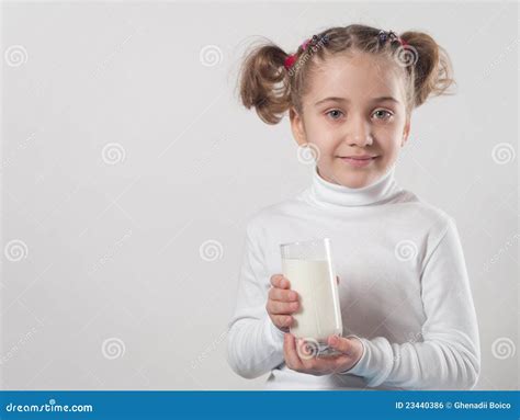 Petite Fille Photo Stock Image Du Fixation Enfant Repas 23440386