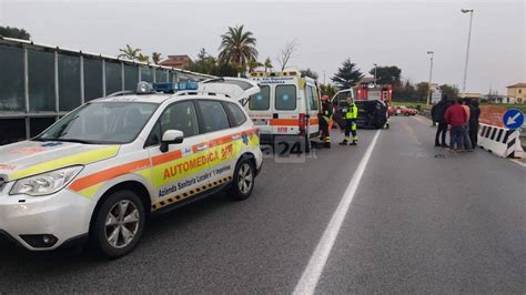 Sanremo pauroso incidente in via Padre Semeria auto si ribalta più