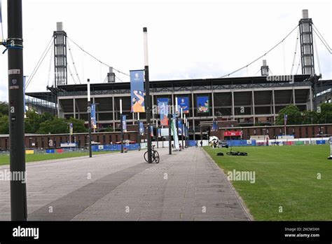 Weg zum Eingang des Kölner RheinEnergieStadion mit Fahnen für UEFA