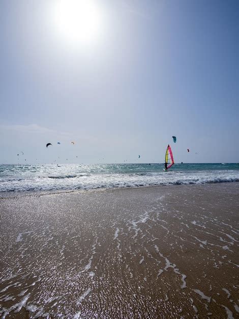 Playa En La Costa De La Luz Irreconocible Navegando Con Su Windsurf