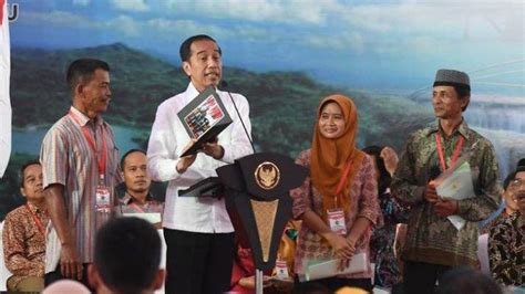 Presiden Jokowi Serahkan Sertifikat Hak Atas Tanah Di Kulon Progo