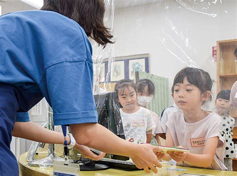 児童が司書の仕事体験 夏休み中の25人が参加 保土ケ谷区 タウンニュース