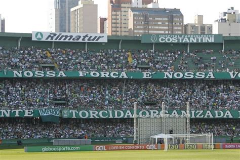 Torcida Do Coxa Comparece Em Peso No Couto Para Ver Atletiba Em Telão