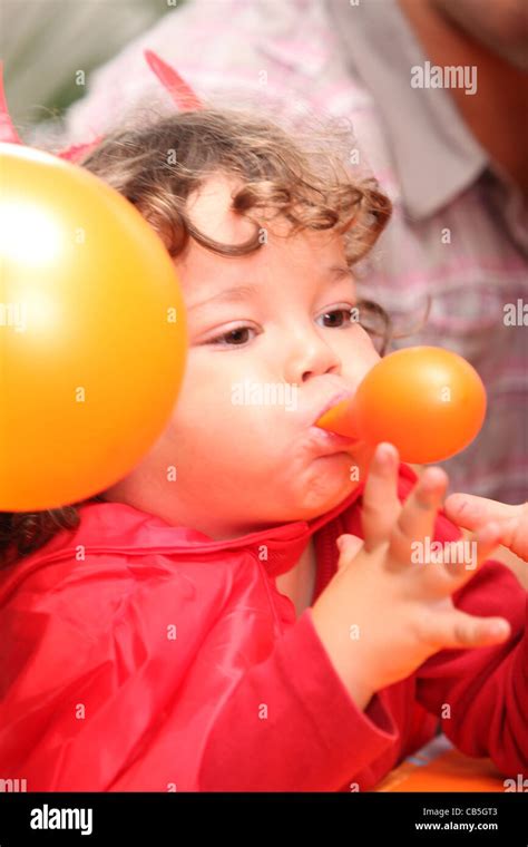 Homme Gonflant Un Ballon Banque De Photographies Et Dimages à Haute