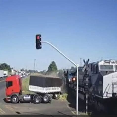 Paran Caminh O Parte Ao Meio Ao Ser Atingido Por Trem Em Ponta Grossa