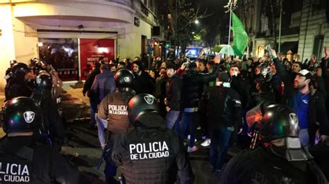 Con Palos Y Gases La Policía De La Ciudad Reprimió La Movilización En