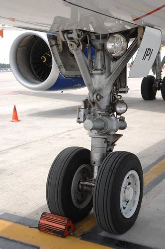 EC IPI Airbus A320 main landing gear Josep Tomàs Spanair Flickr