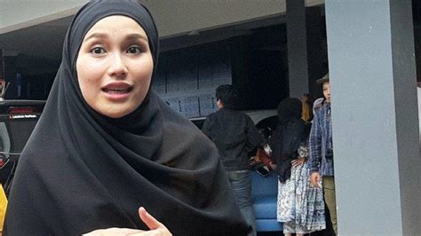 Ayu Ting Ting Rayakan Idul Adha Bersama Orang Tua Dan Kerabat Salat