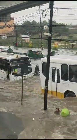 Abuelita Es Arrastrada Por Las Lluvias En La Avenida L Pez Portillo