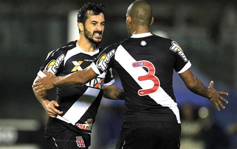 Vasco volta a vencer a Ponte Preta e avança às oitavas da Copa do