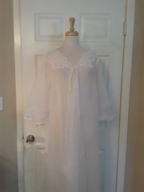 Vintage Seamprufe White Nylon Nightgown Size 32 Gem