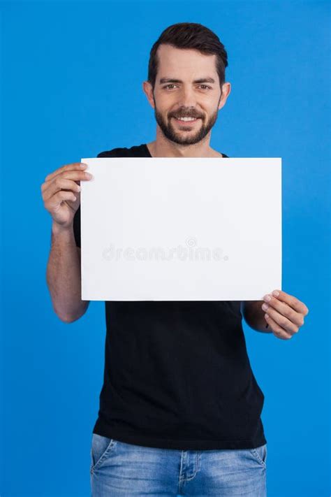 Homme Bel Tenant Une Plaquette Vide Photo Stock Image Du Fond