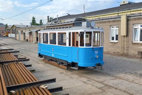 Zabytkowy Niebieski Tramwaj Na Warszawskich Torach 113 Letni Pojazd Z