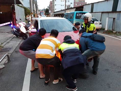 自小客撞電桿阻礙交通 警民合力抬車疏解 社會 中時