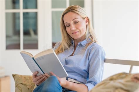 Livro De Leitura Da Mulher Imagem De Stock Imagem De Estudante