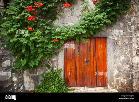 Casa In Pietra E Vecchia Porta Immagini E Fotografie Stock Ad Alta