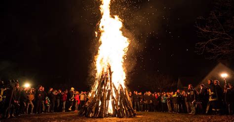 Osterfeuer In K Ln Orte F Rs Christliche Flammen Spektakel