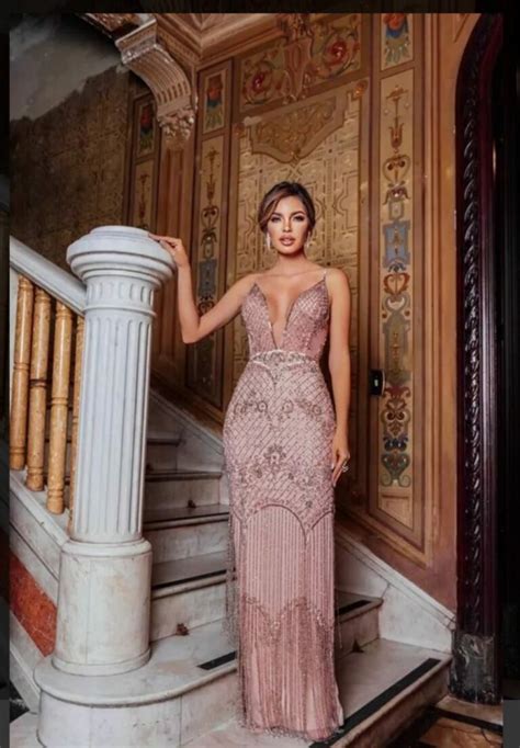 Vestido nude bordado delicado alças finas decote e fenda Aluguel de