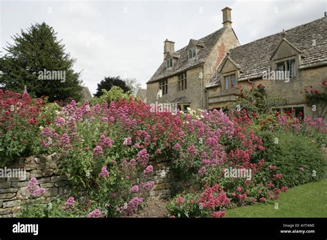 Cottage Garden Wall Hi Res Stock Photography And Images Alamy