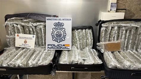 Detenida Una Pareja En Barajas Que Quería Transportar A Francia 37 Kilos De Marihuana Y 1 De